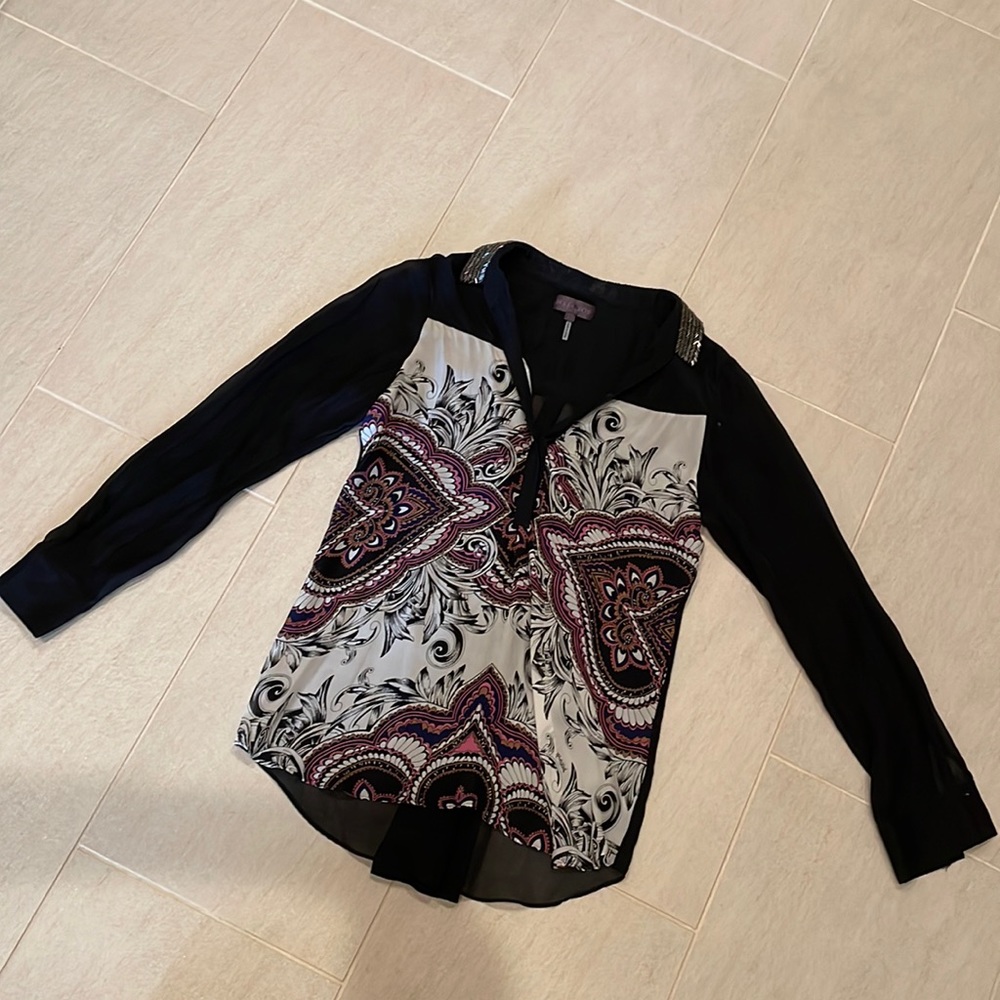 Long sleeve top.